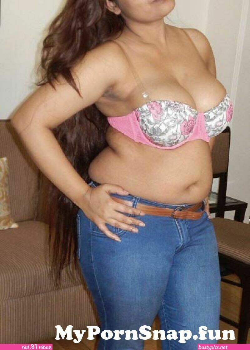 latest hot indian aunty hd boobs pic