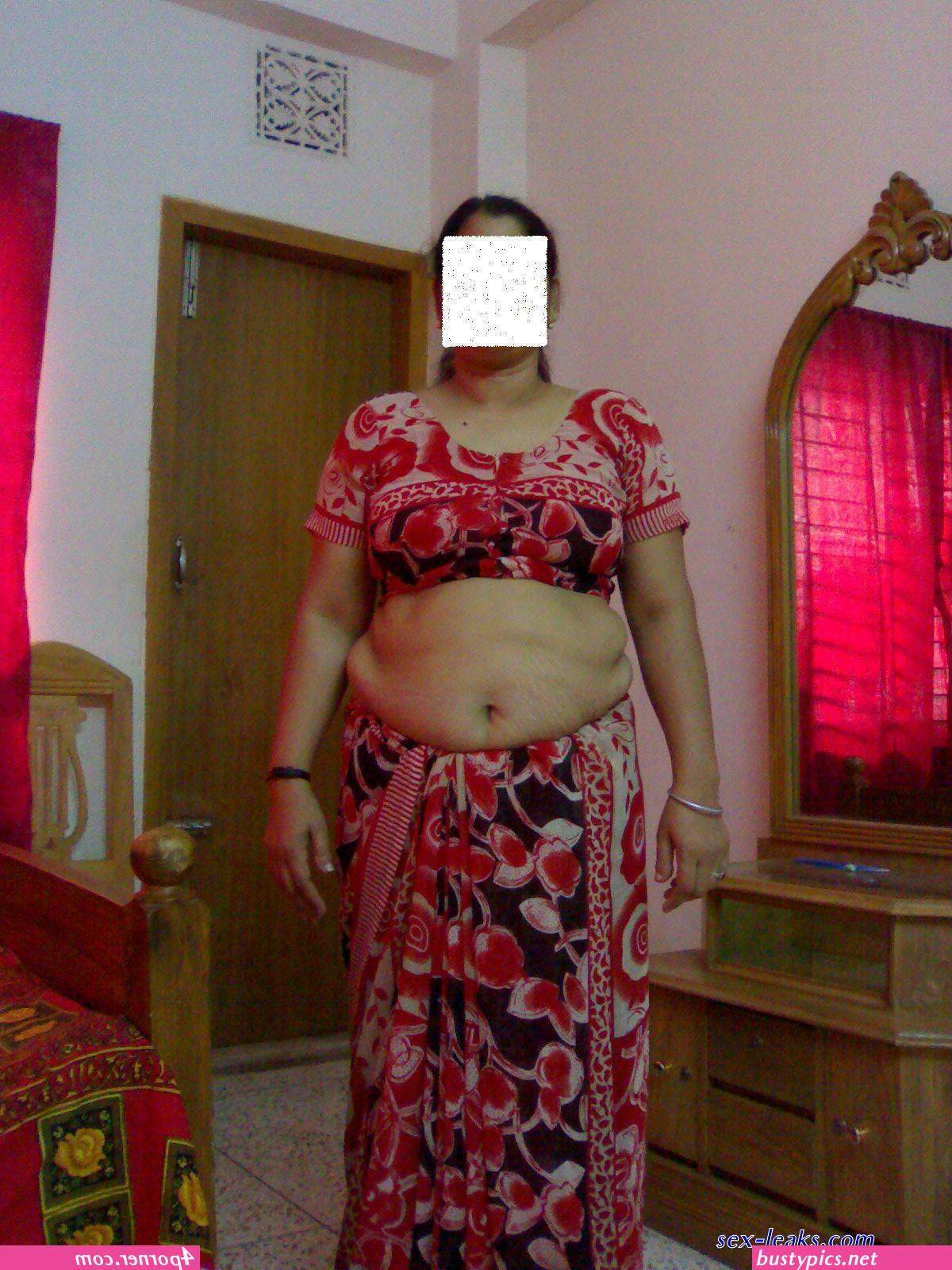 latest hot indian aunty hd boobs pic