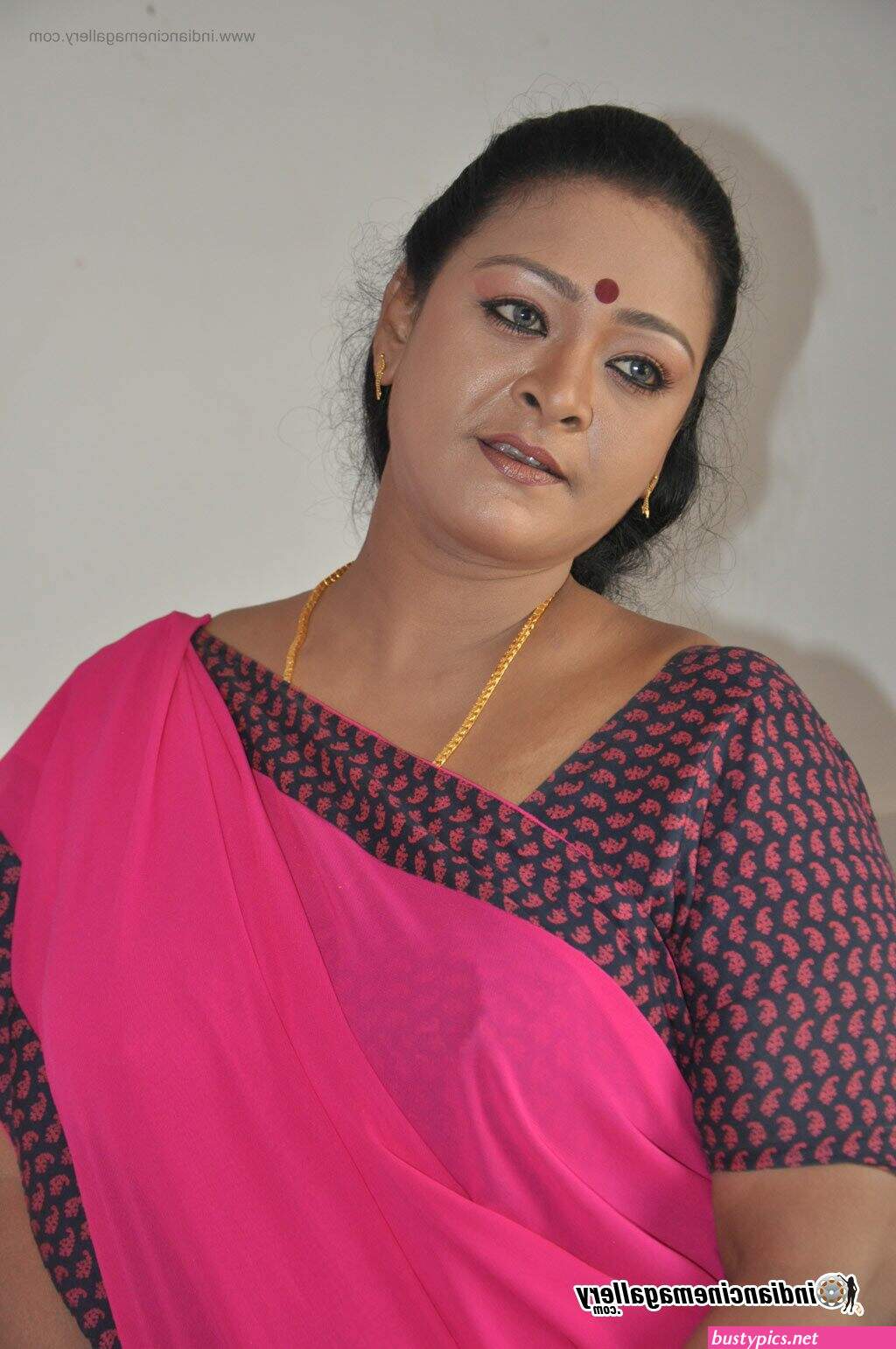 shakila anty hot photo