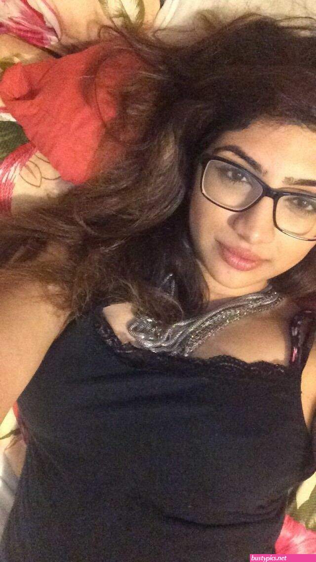 girl shows selfie boobs pussy hd images