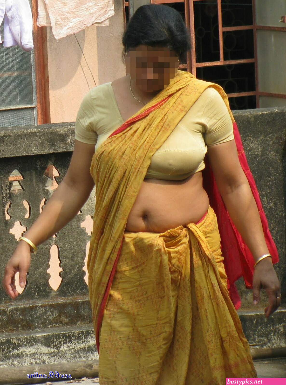 indian aunty sari public sexy photos