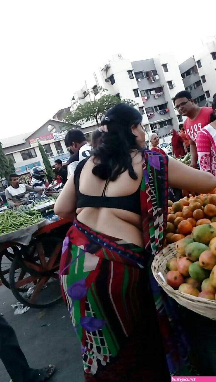 indian aunty sari public sexy photos