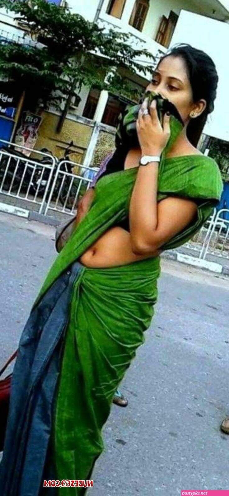indian aunty sari public sexy photos