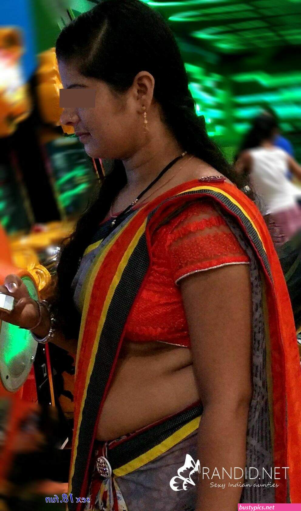 indian aunty sari public sexy photos