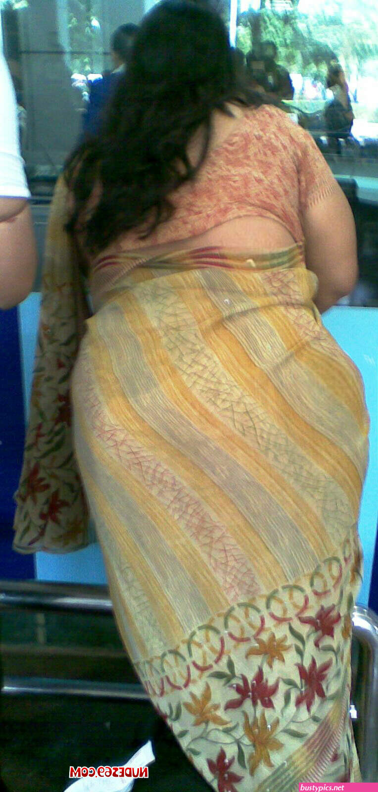 indian aunty sari public sexy photos