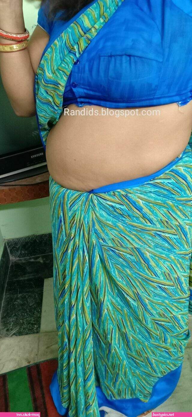 indian aunty sari public sexy photos
