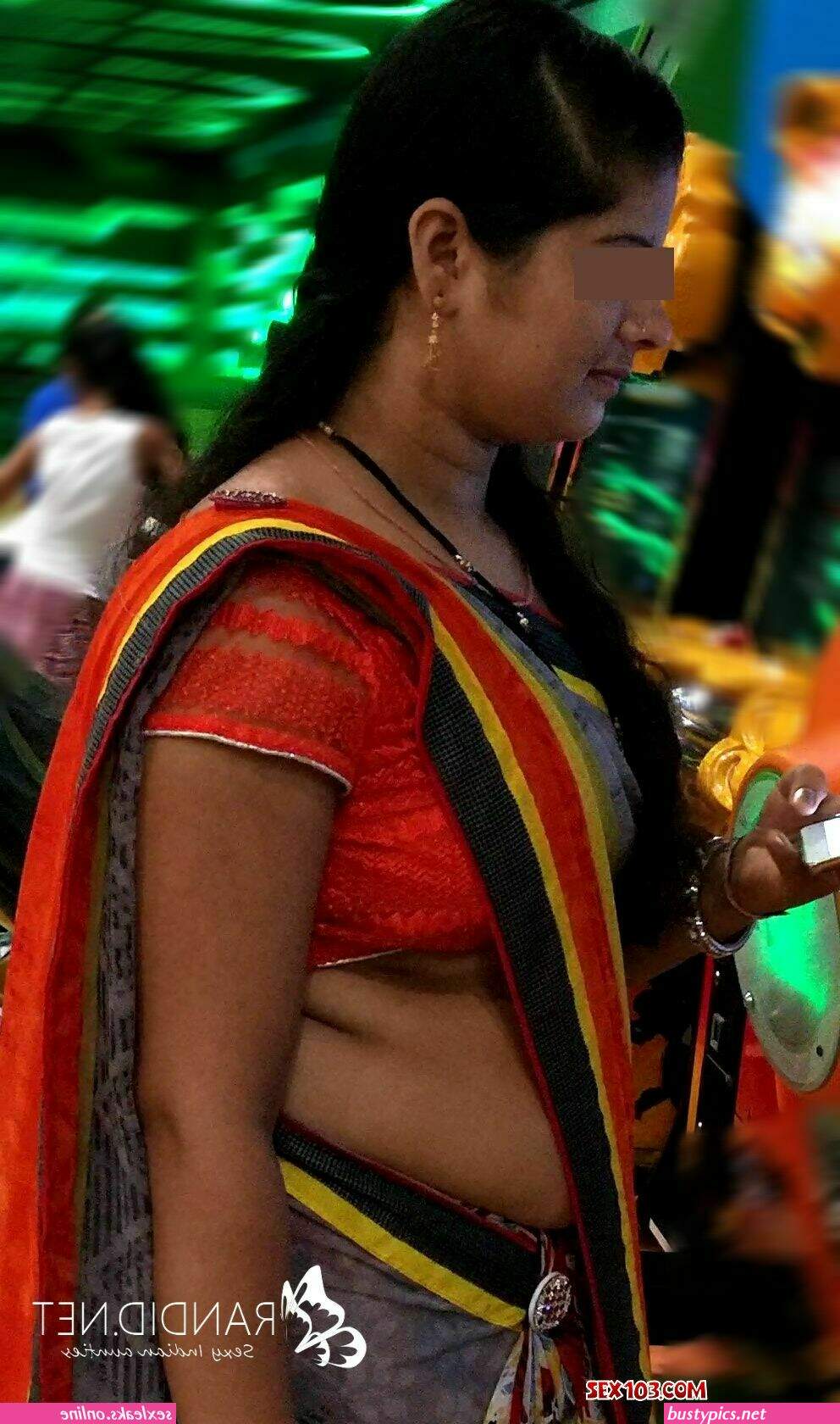 indian aunty sari public sexy photos