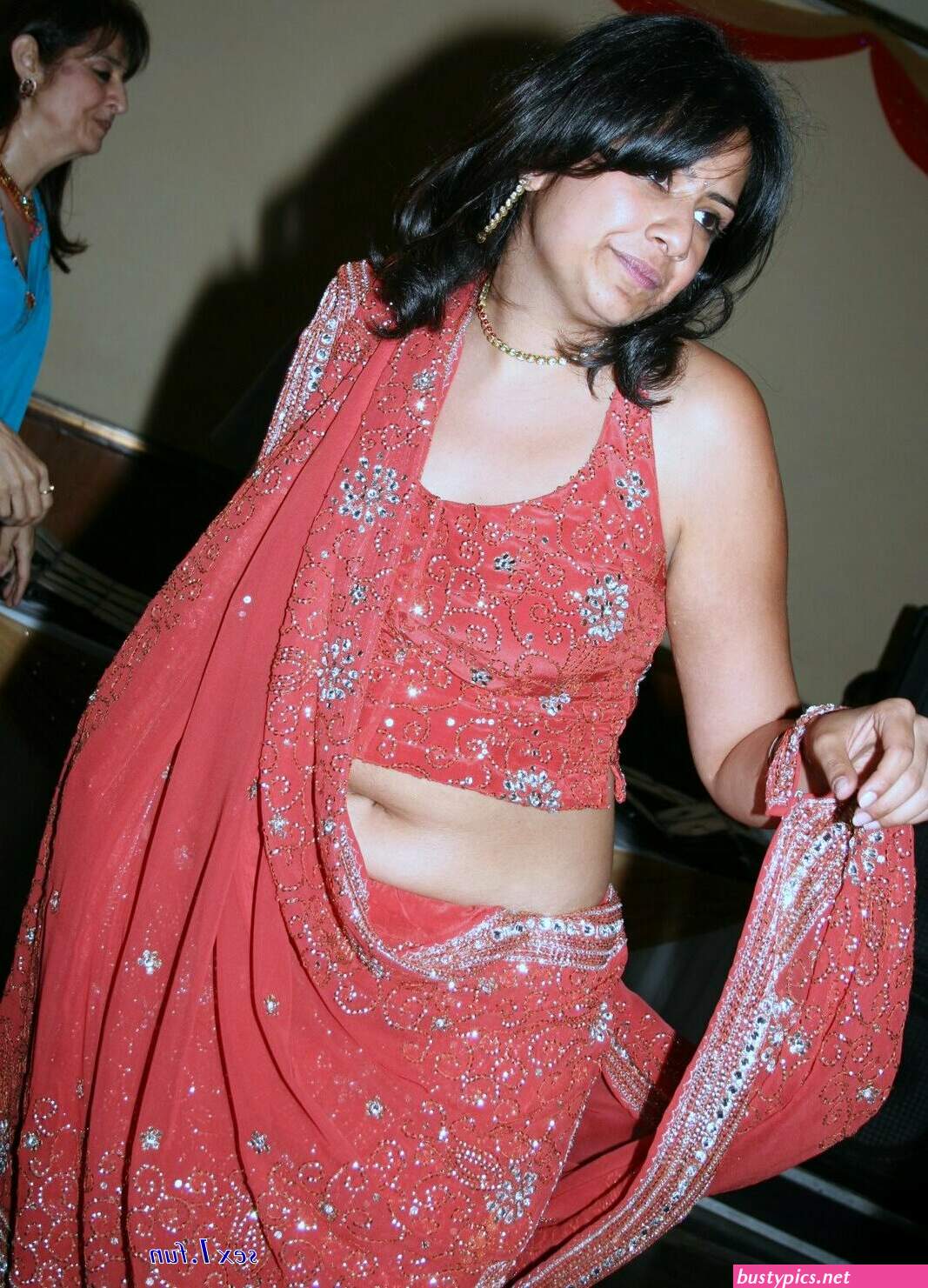 indian aunty sari public sexy photos