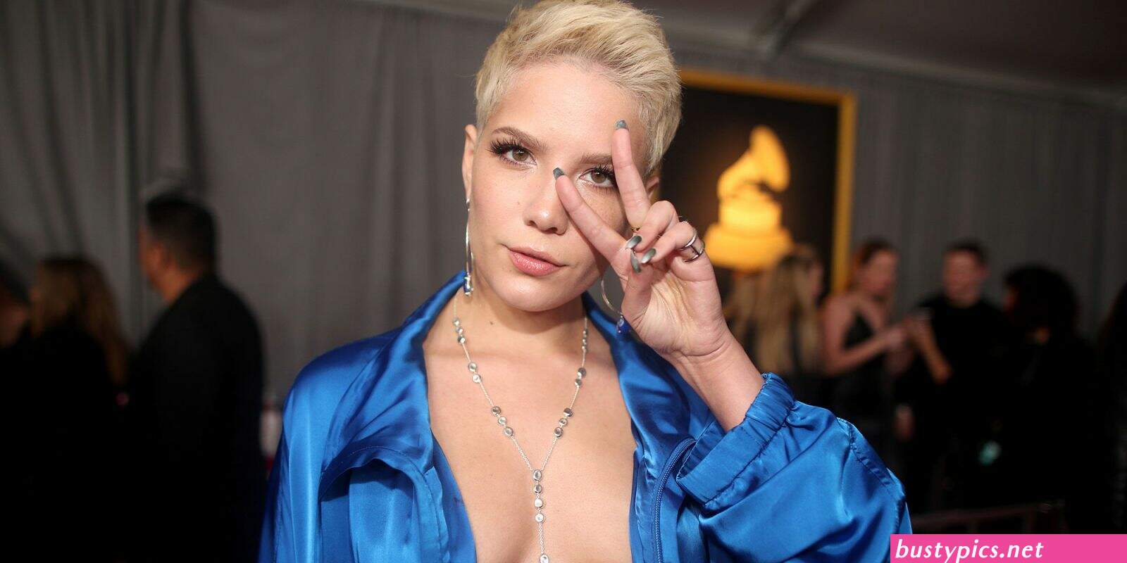 halsey posing naked-girl