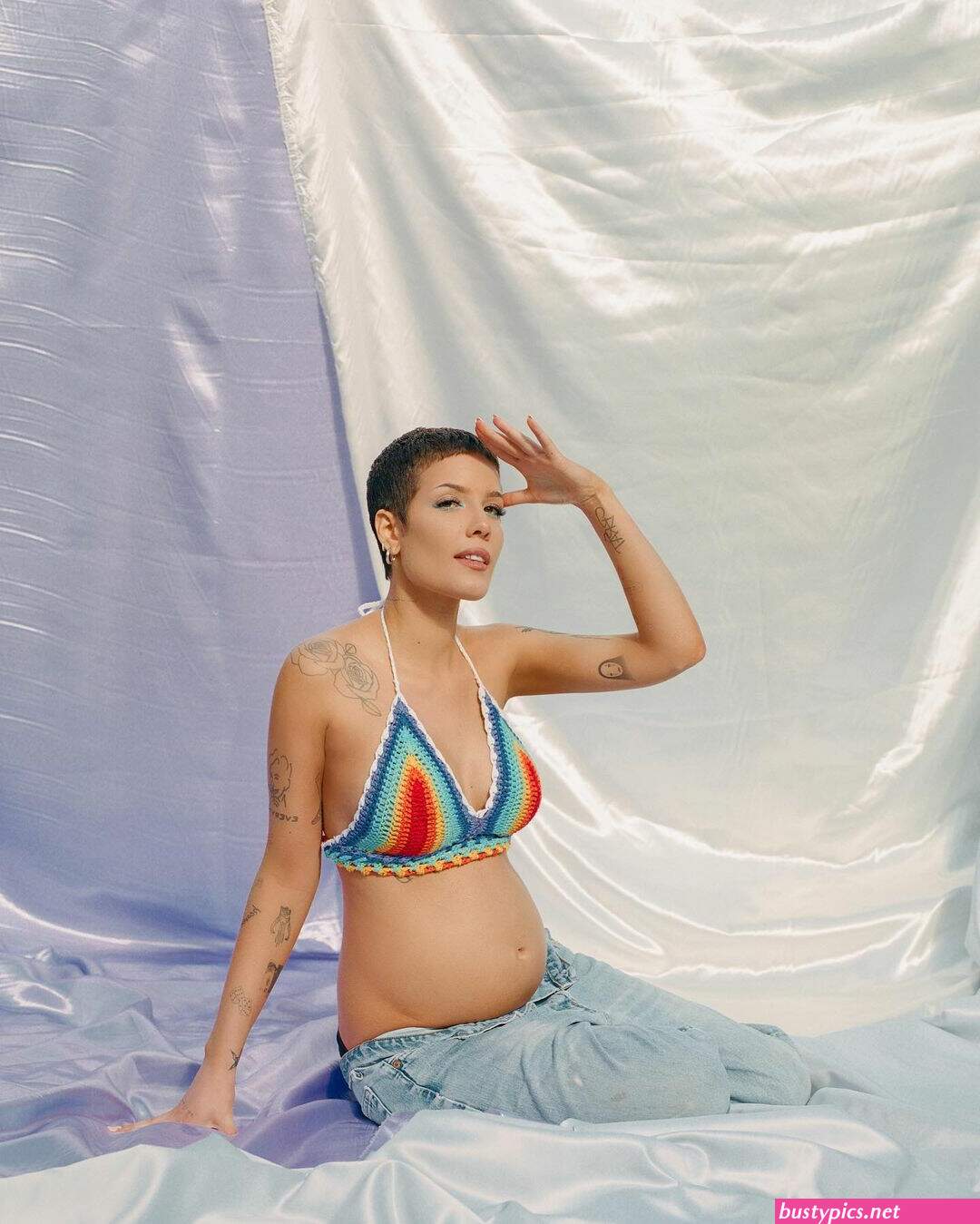halsey posing naked-girl