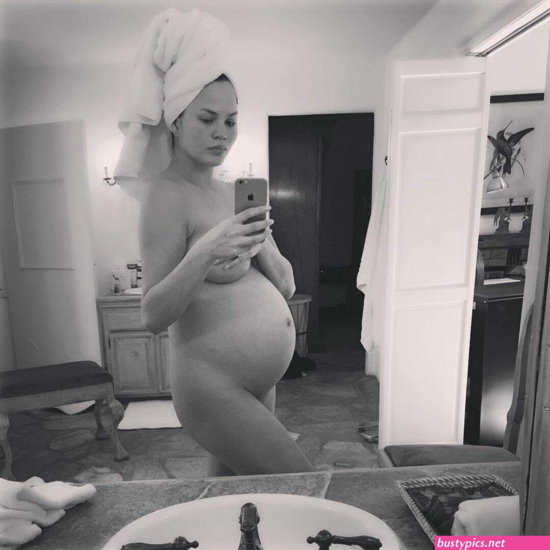 halsey posing naked-girl
