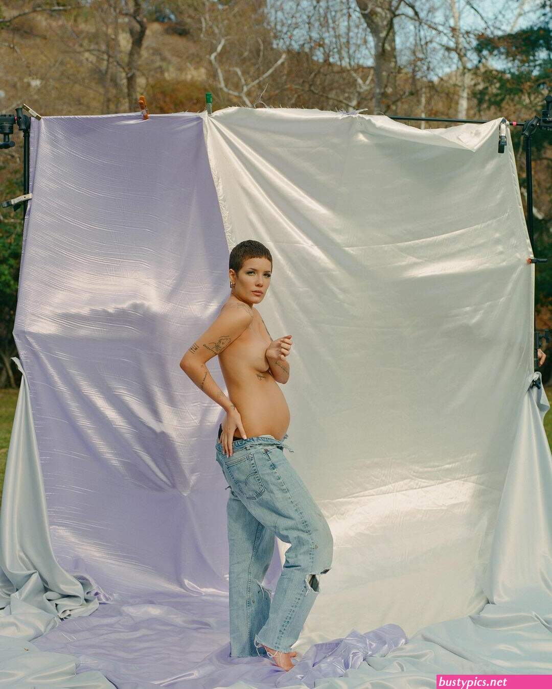 halsey posing naked-girl