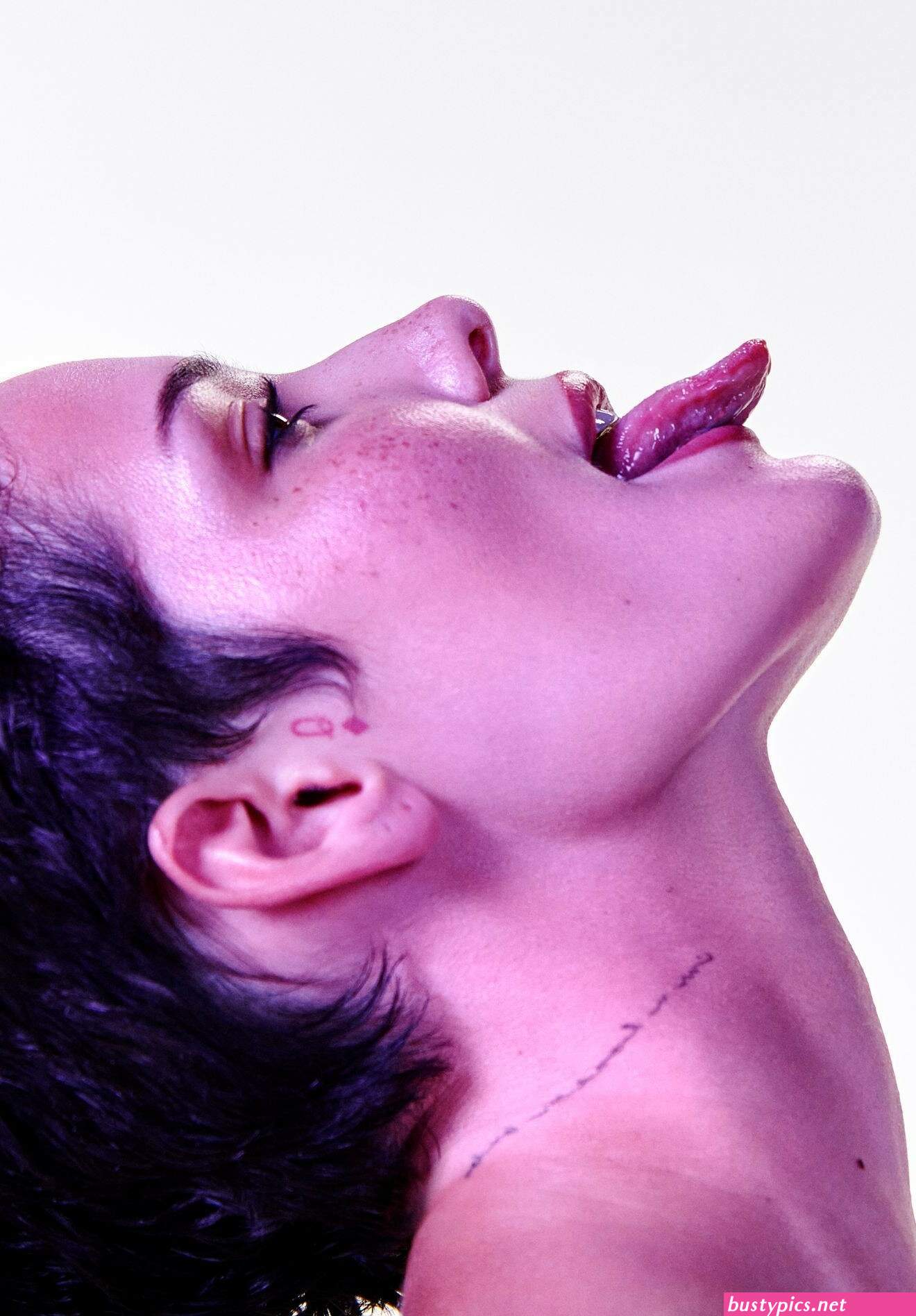 halsey posing naked-girl