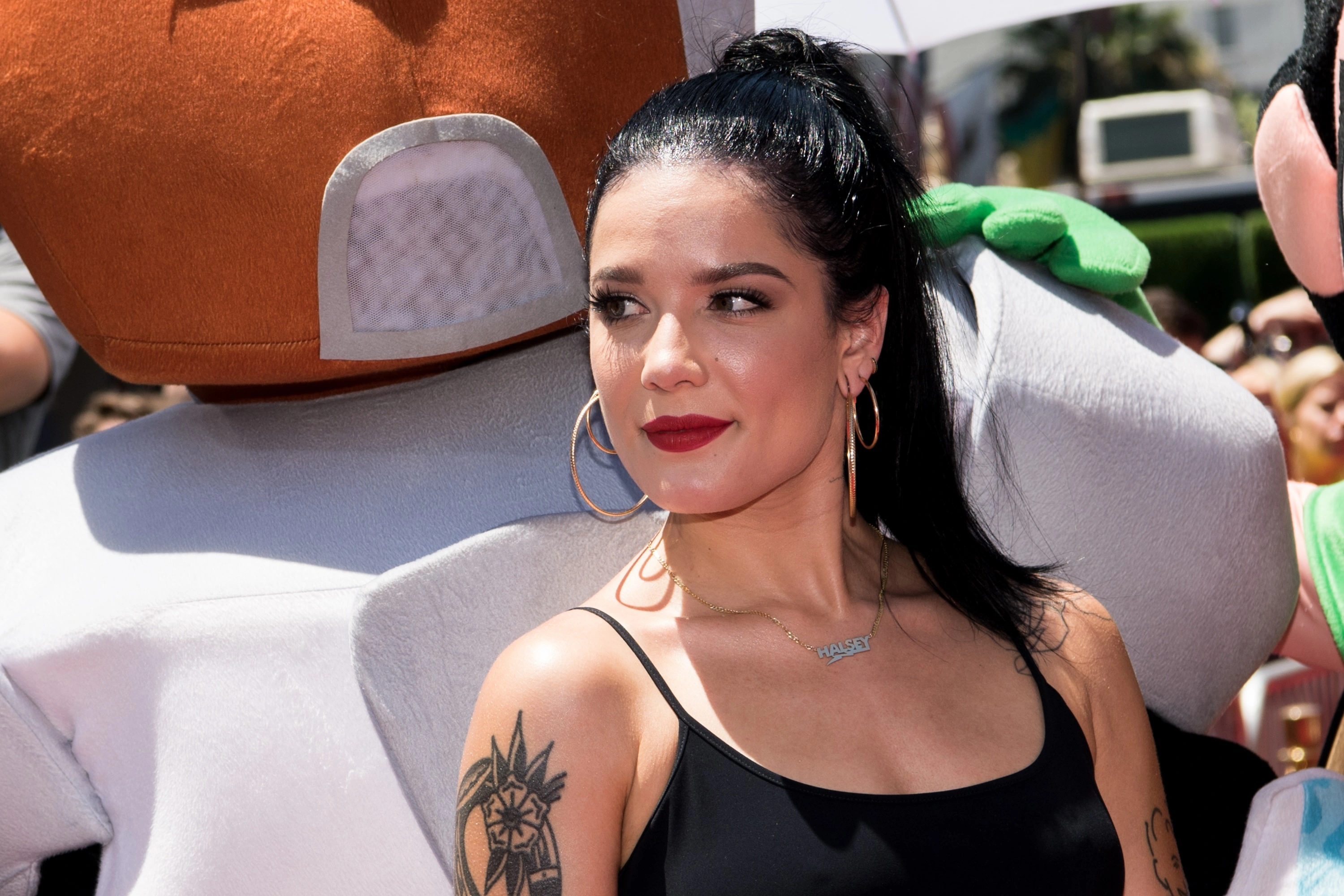 halsey posing naked-girl
