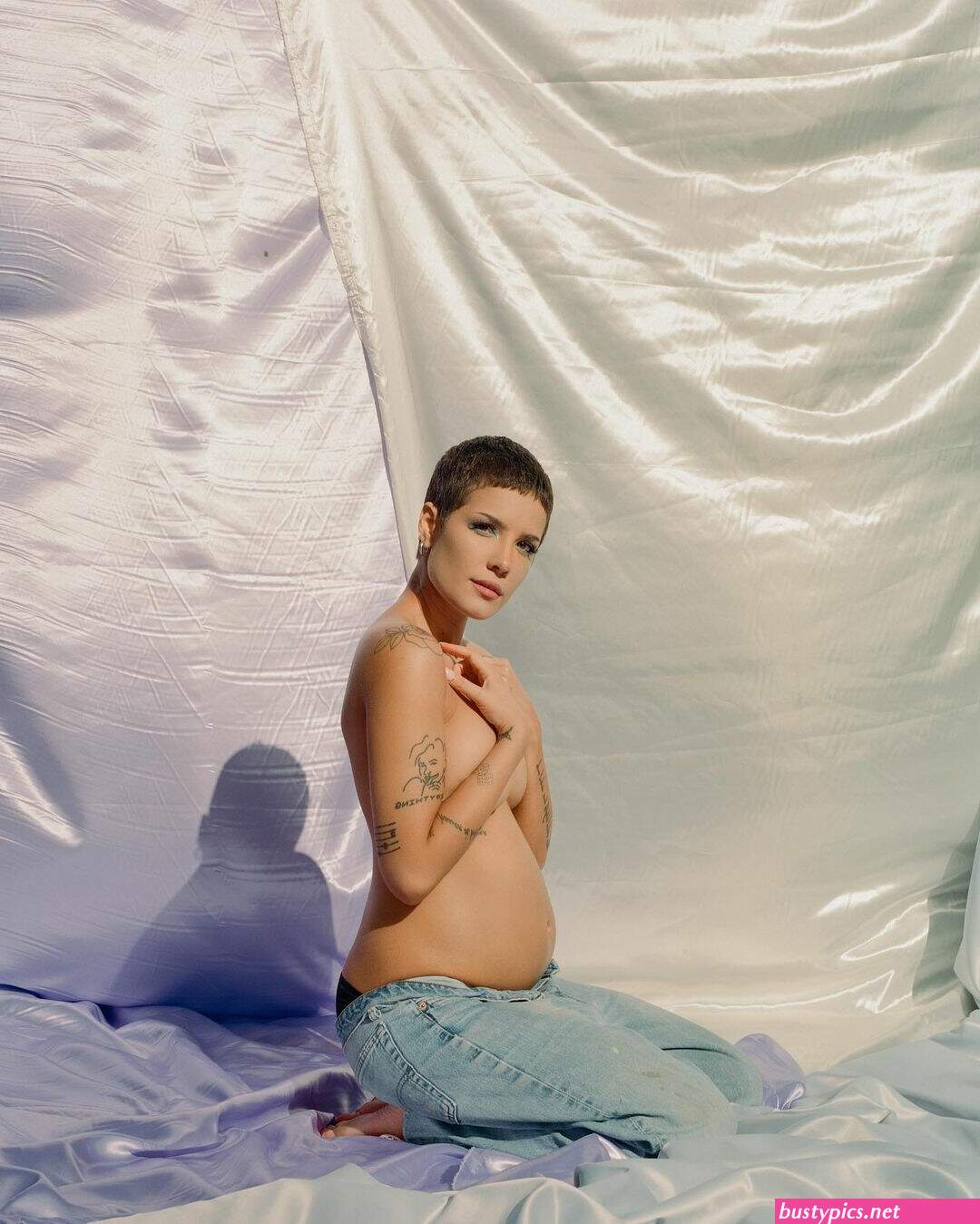 halsey posing naked-girl