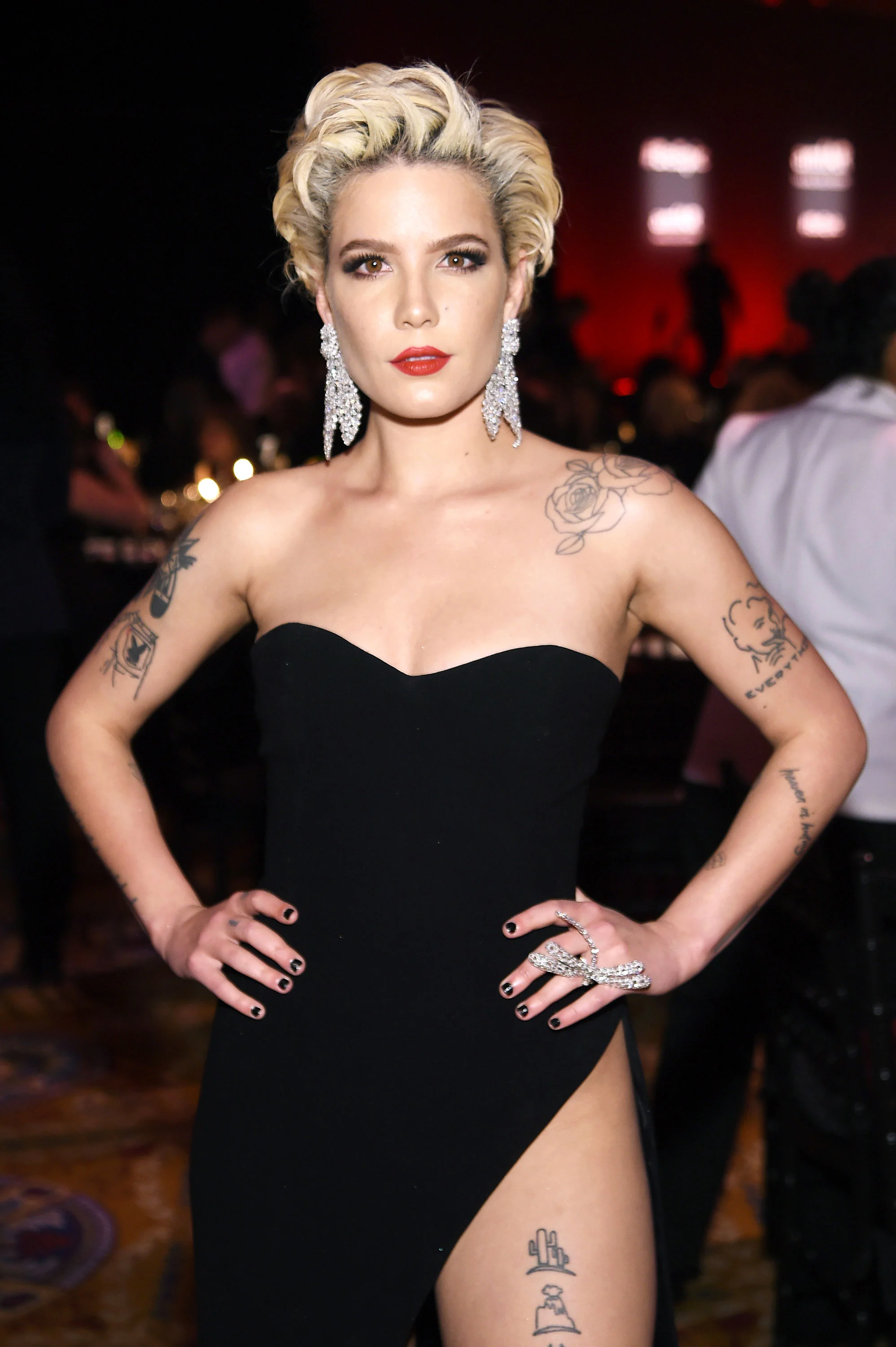 halsey posing naked-girl