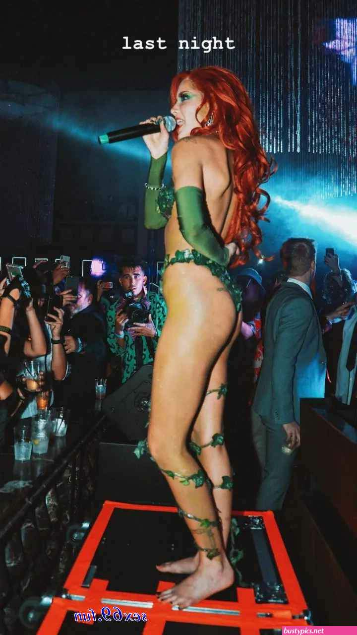 halsey posing naked-girl