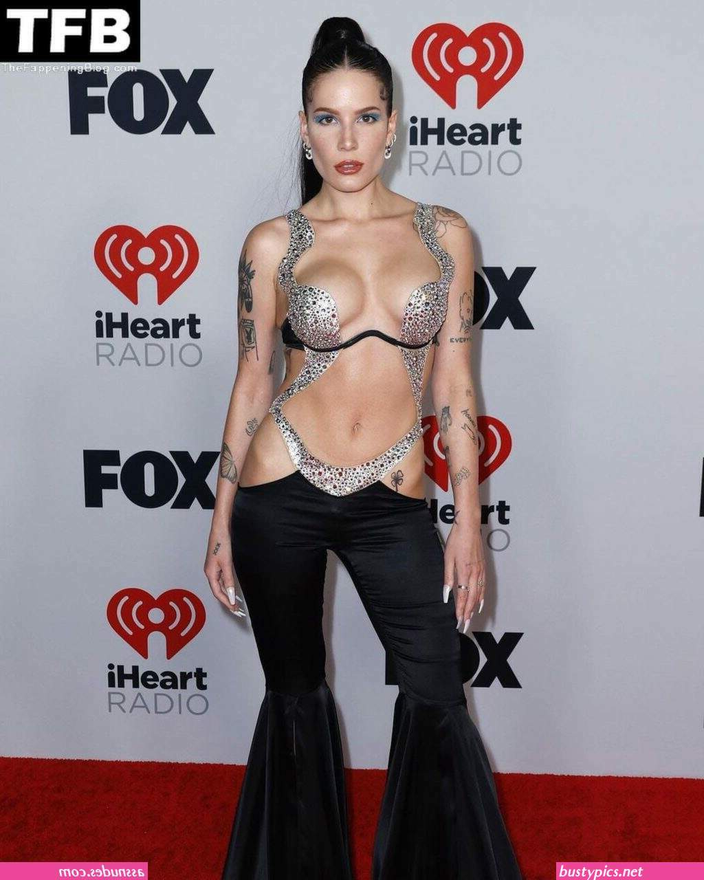 halsey posing naked-girl