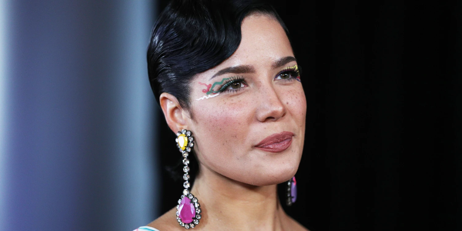 halsey posing naked-girl