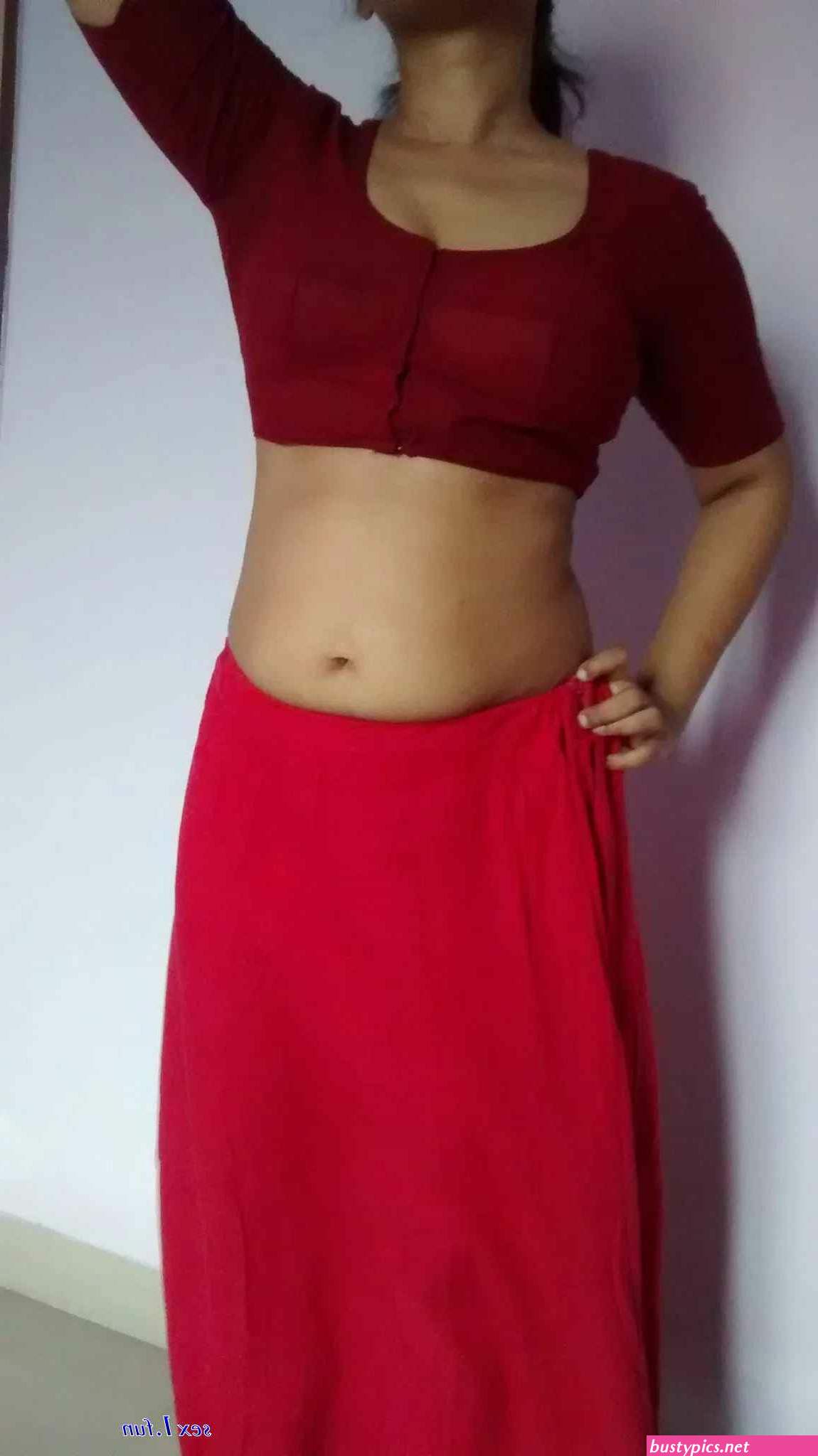 mallu local auntys saree back pics