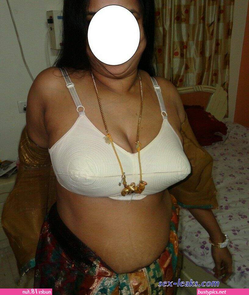 mallu local auntys saree back pics