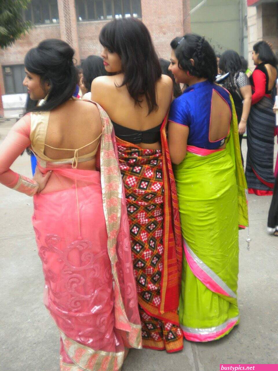 mallu local auntys saree back pics
