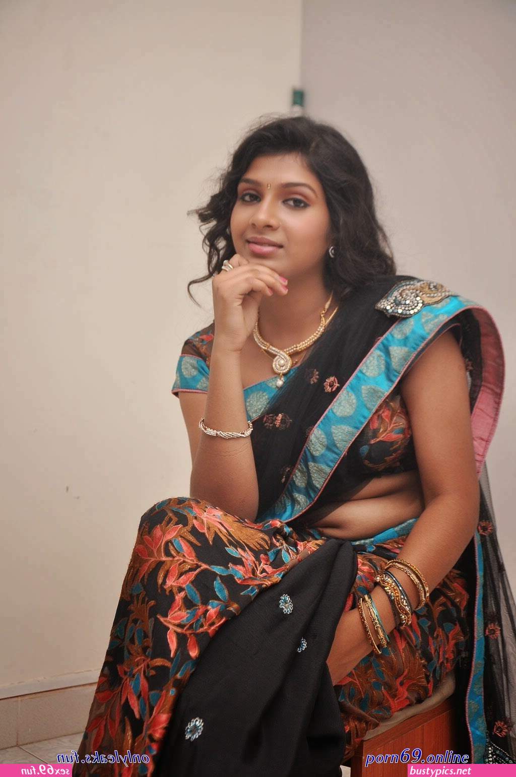 mallu local auntys saree back pics
