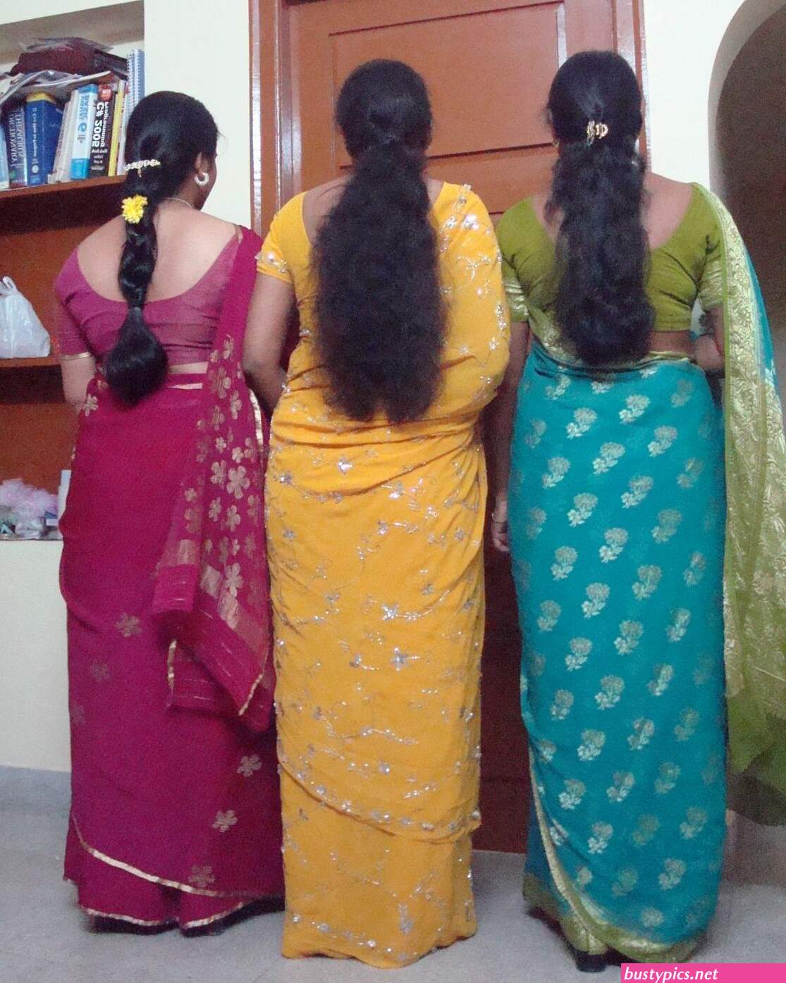 mallu local auntys saree back pics