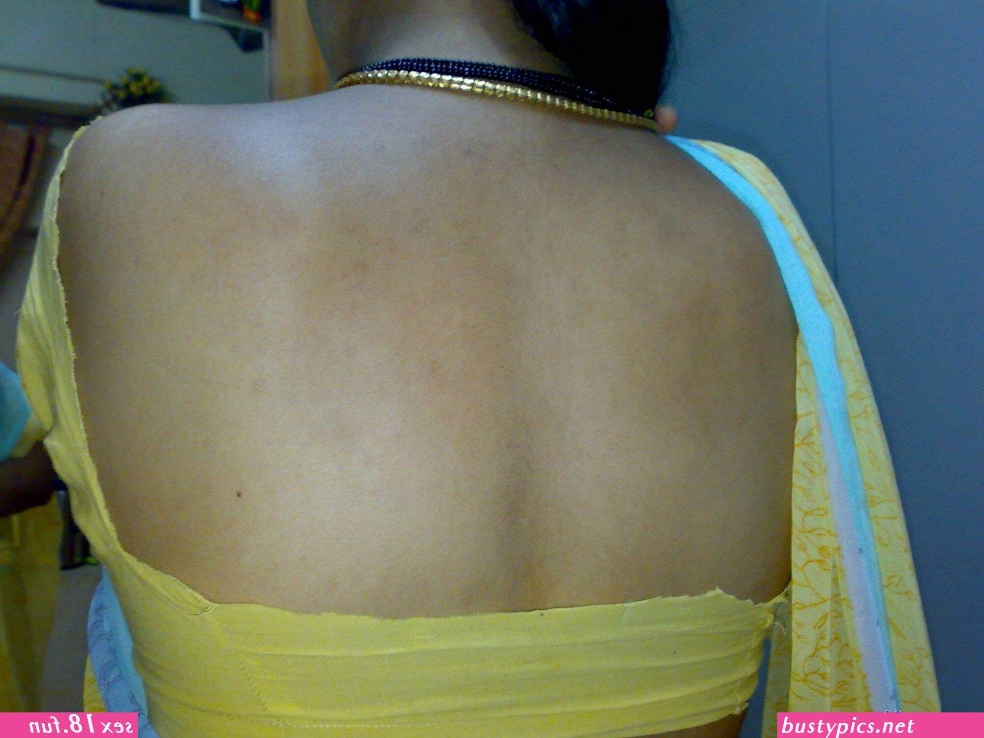mallu local auntys saree back pics