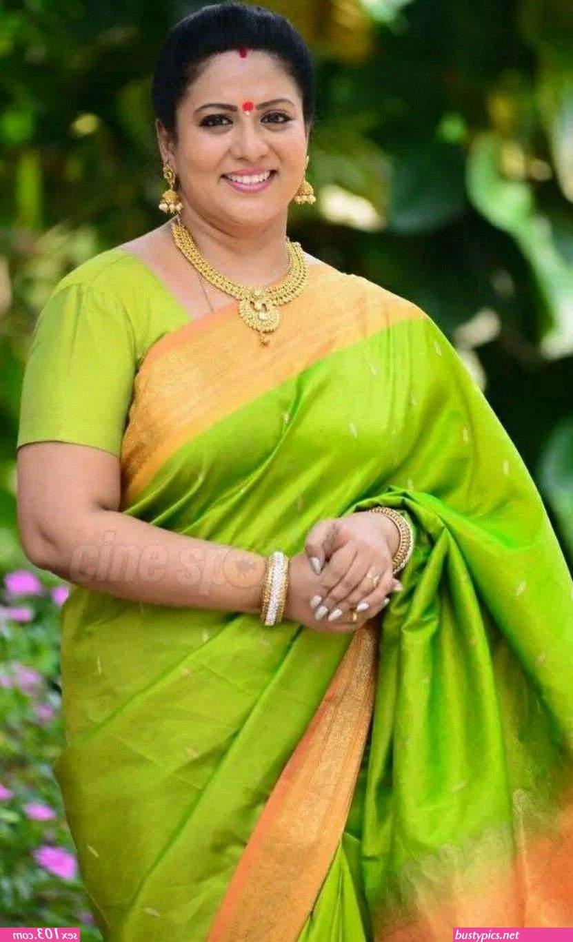 mallu local auntys saree back pics