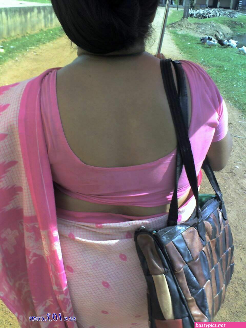 mallu local auntys saree back pics