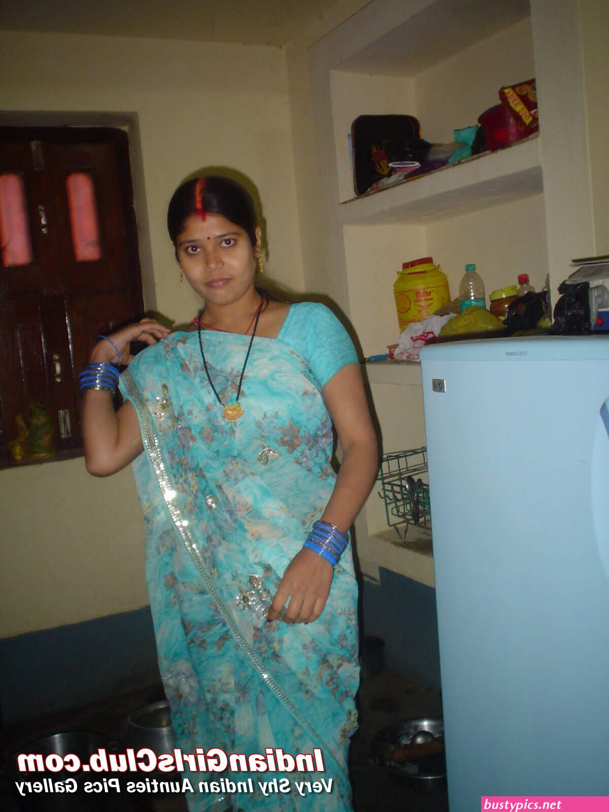 desi saree aunty nude