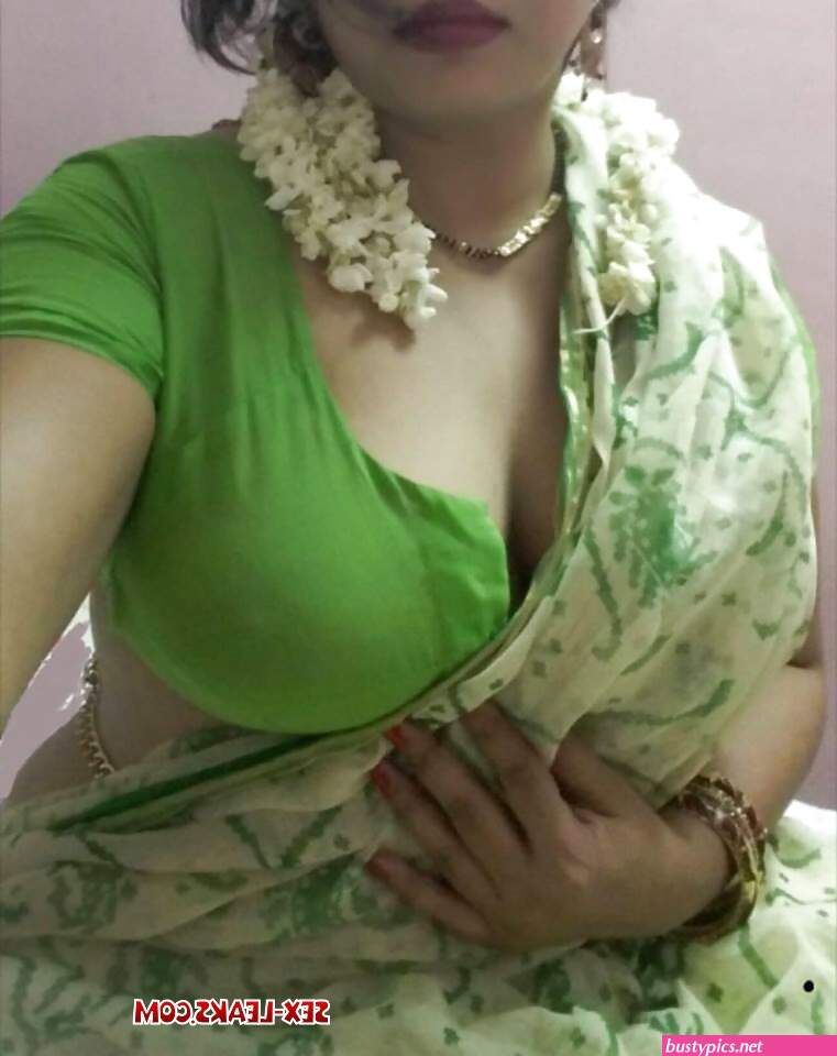 hot indian desi village bhabhi cleavage out boobs