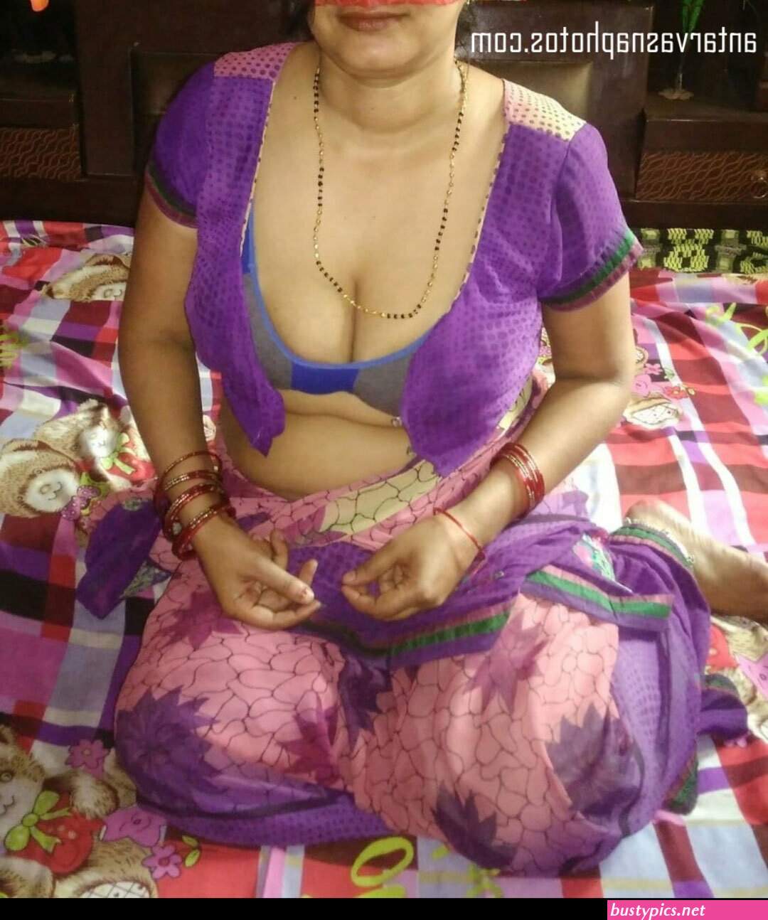 hot indian desi village bhabhi cleavage out boobs