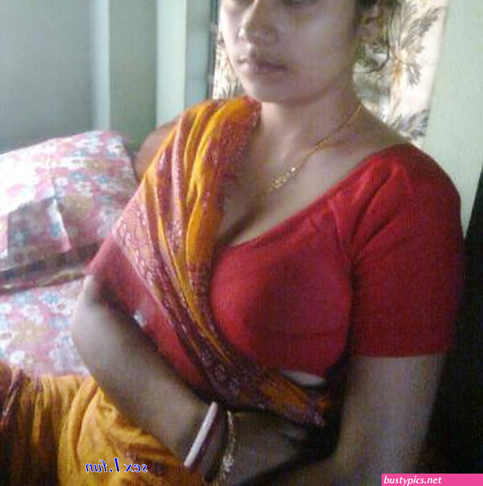 hot indian desi village bhabhi cleavage out boobs