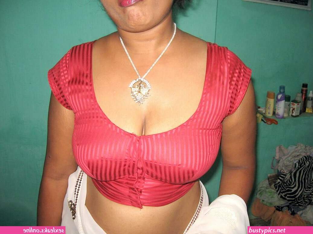 hot indian desi village bhabhi cleavage out boobs
