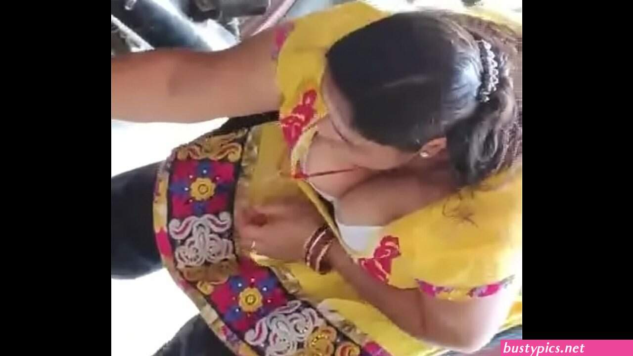 hot indian desi village bhabhi cleavage out boobs