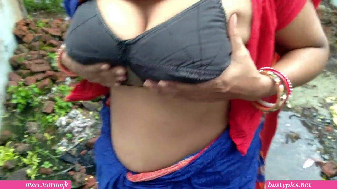 hot indian desi village bhabhi cleavage out boobs