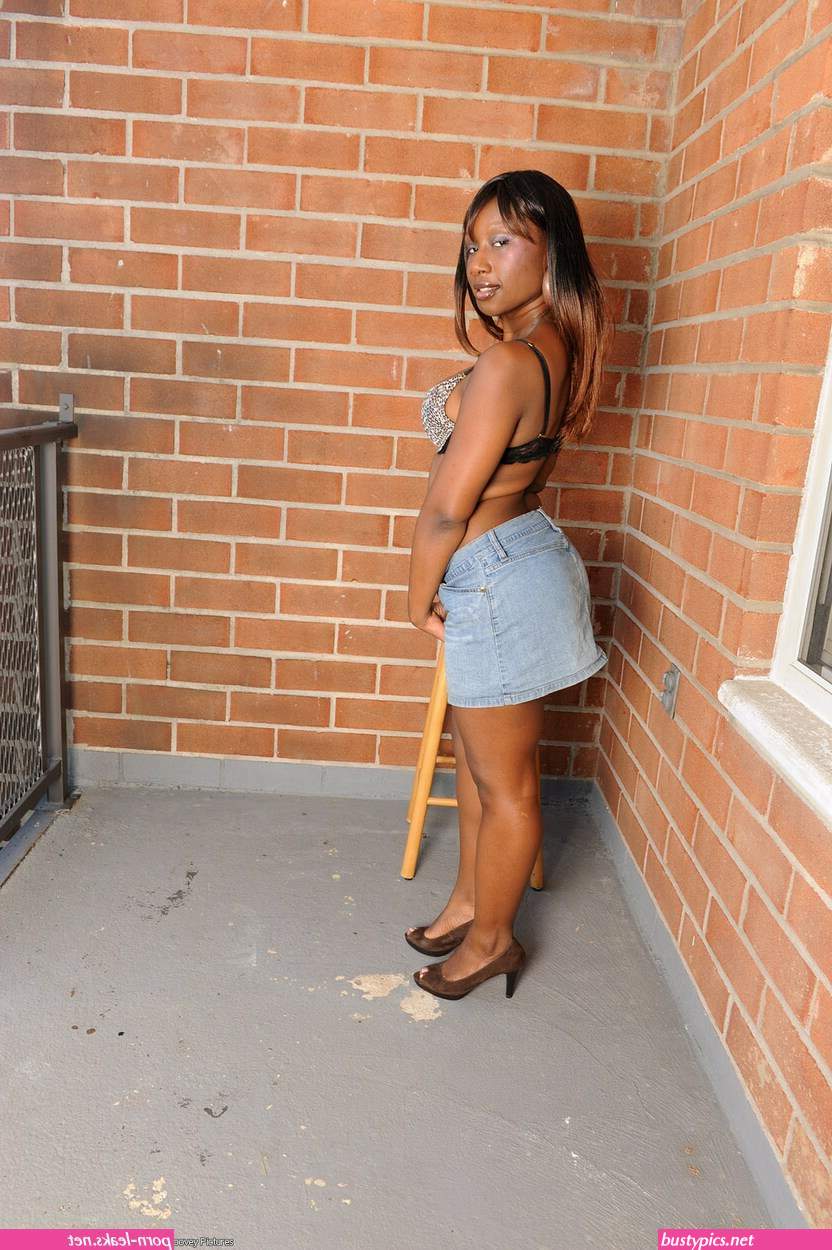 beautiful kenyan sex booty in skirt