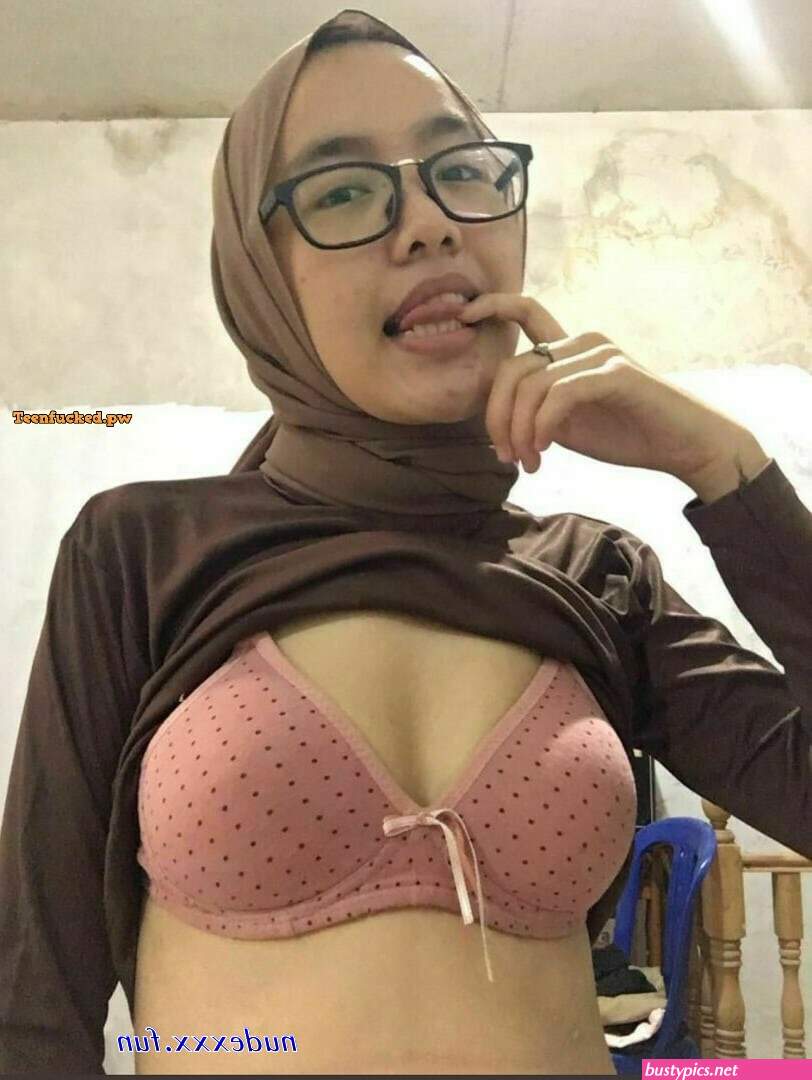foto jilbab ngangkang omek