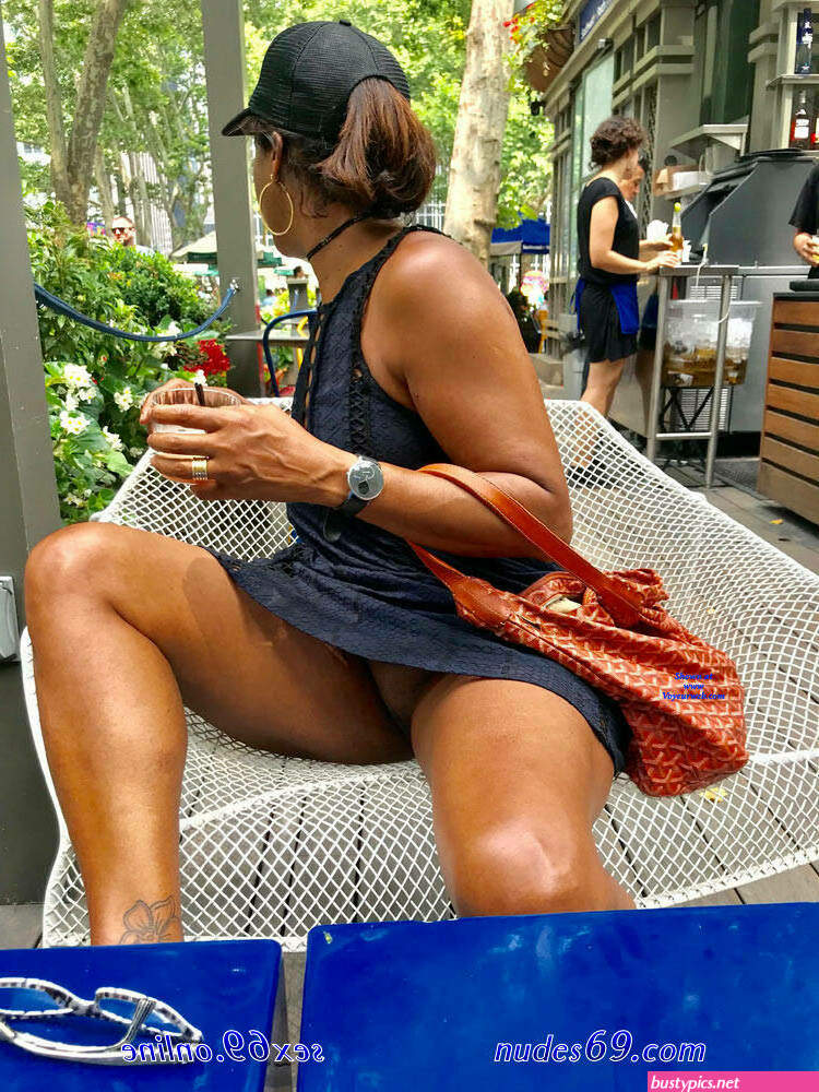 naked pussy of black african up skirt