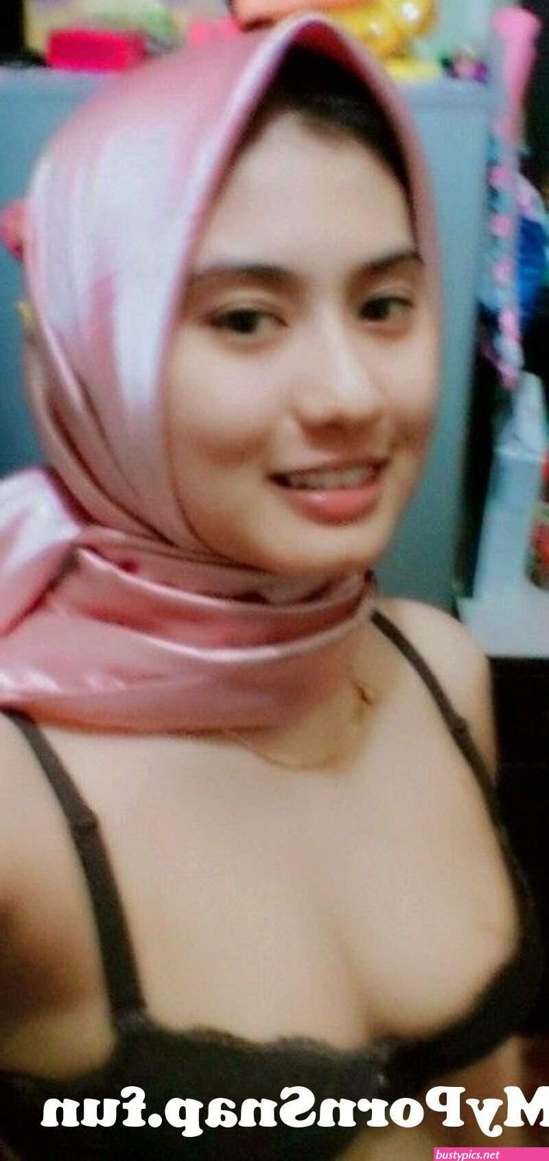 cewek arab kerudung telanjang ngangkang