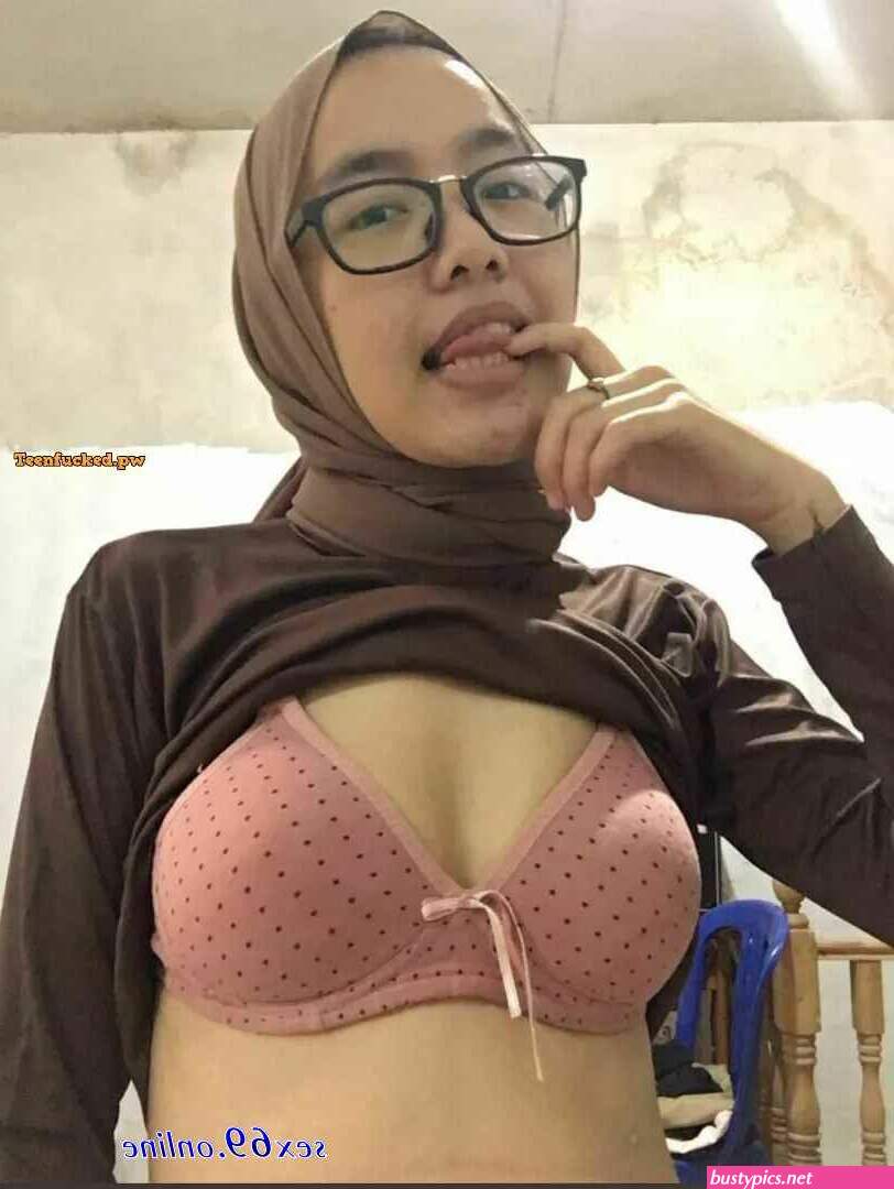 cewek arab kerudung telanjang ngangkang