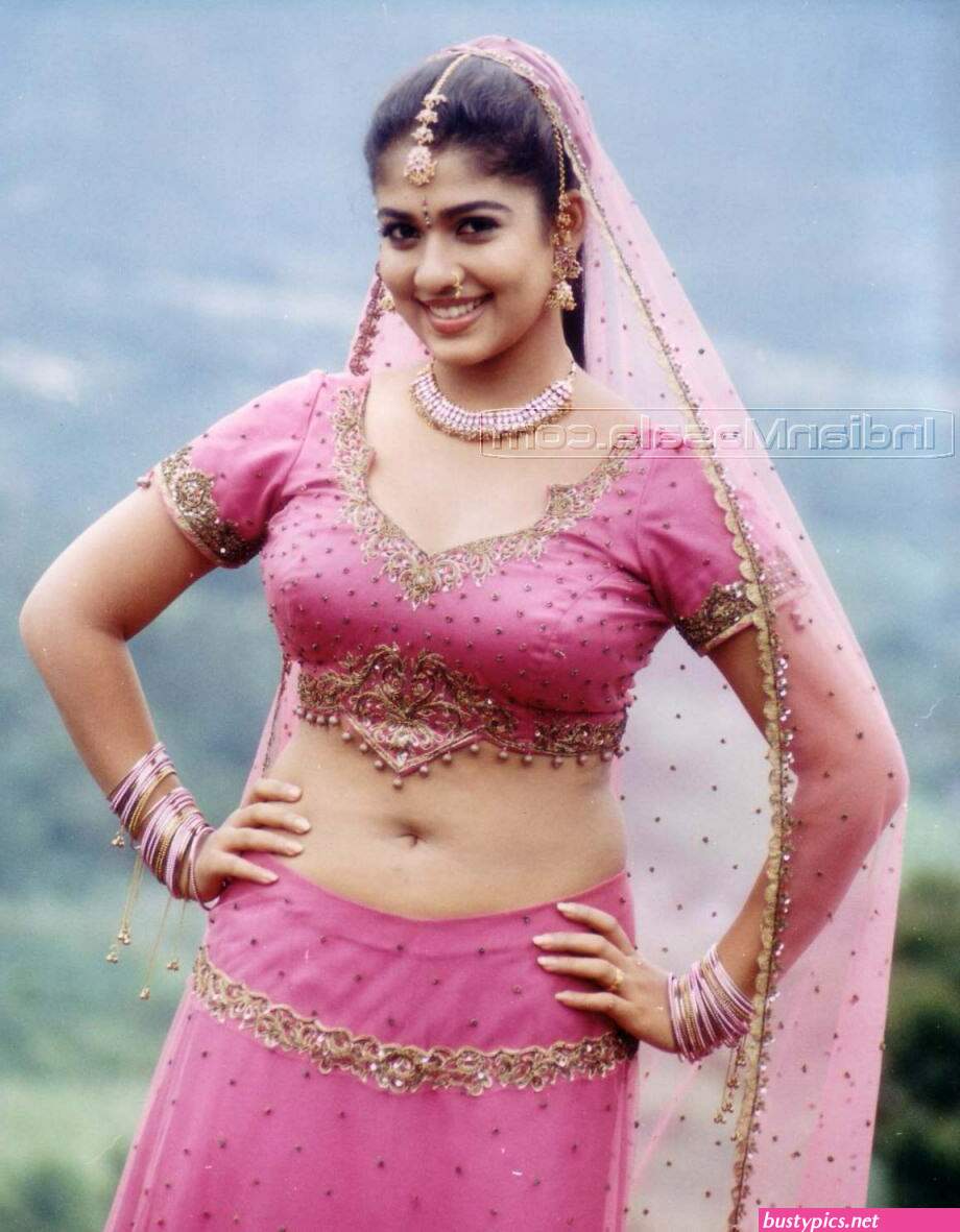 malu aunty nabhi boobs photo saree