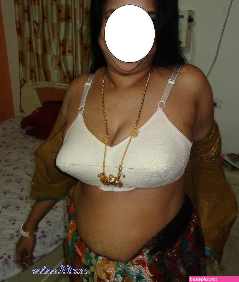 malu aunty nabhi boobs photo saree