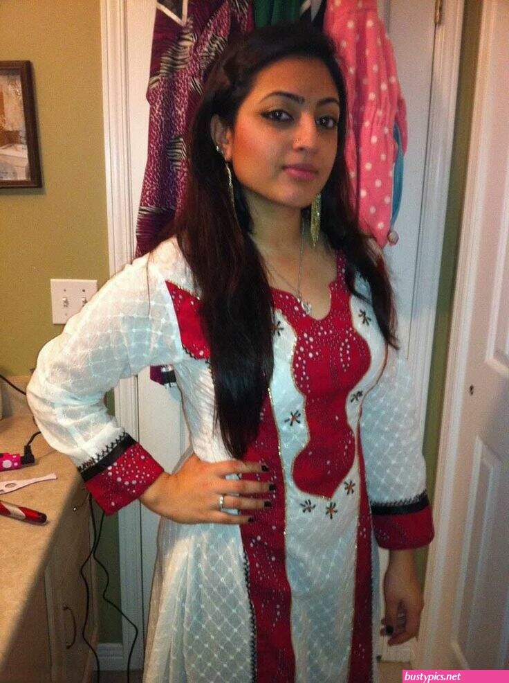 nude curvy desi girl