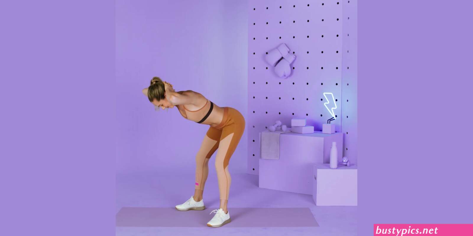 naked big hip thigh backside pics