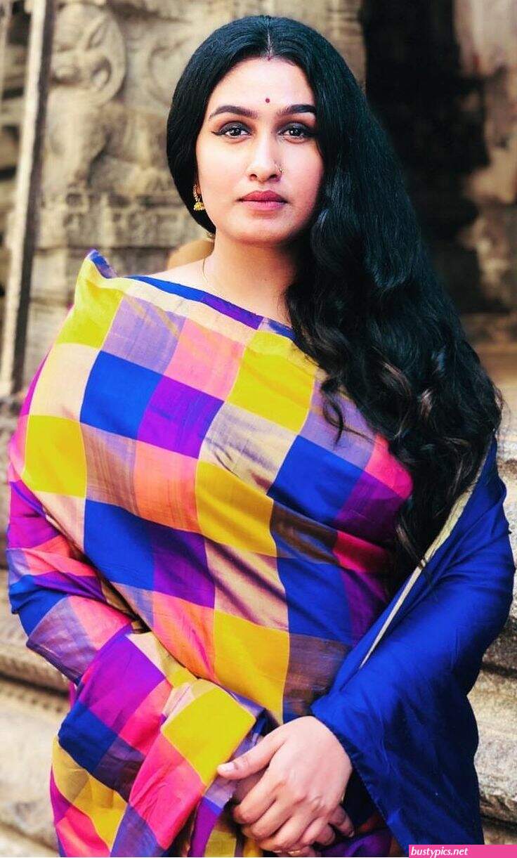 www yong vhabi big boobs saree hd photo.com