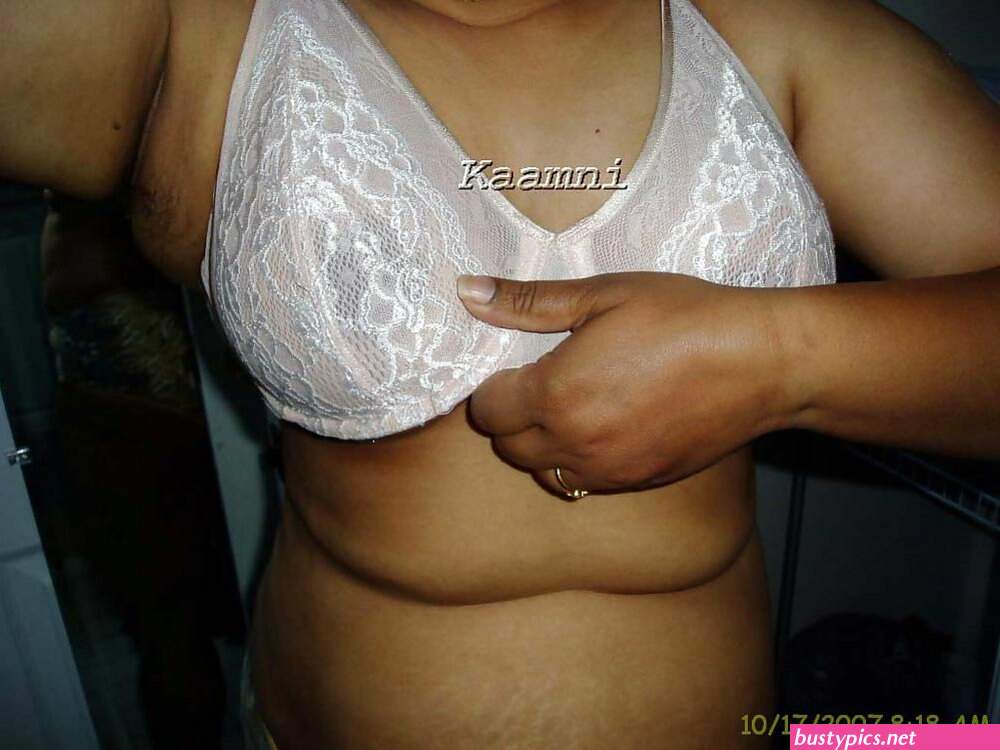 desi aunty bra side