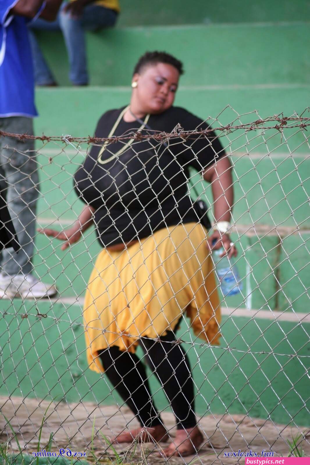 picha ya uchi yamwanake atobwa akiwa na shanga kiunoni